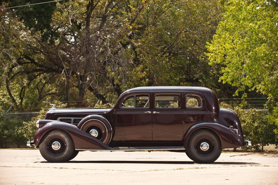  Pierce-Arrow Twelve 5-Passenger Sedan 1936 года  (фото 12 из 13)